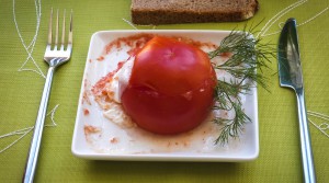 Яйцо в помидорке