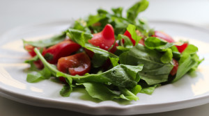 Легкий салат из рукколы и помидоров