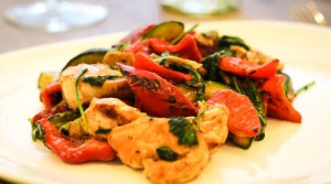 Быстрый горячий салат с курицей, овощами и зеленью