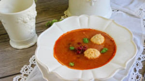 Томатный суп с фасолью и фрикадельками