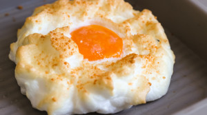 Яичное «гнездо» с сыром в духовке