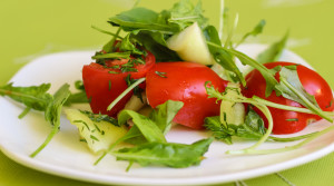 Салат из свежих овощей и разной зелени + секретный ингредиент