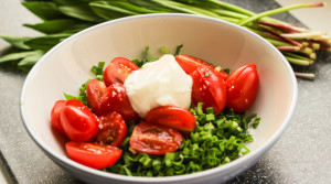 Витаминный  салат из черемши с помидорами