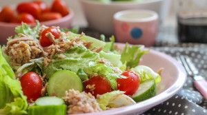 Салат из зелени и тунца — быстро, вкусно, полезно!