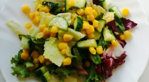Летний салат с кукурузой