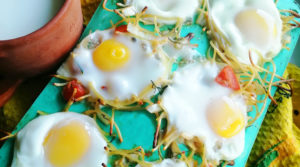 Яйца, запеченные со спагетти