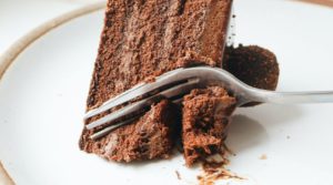 Нежный шоколадный торт без муки и сахара для всей семьи